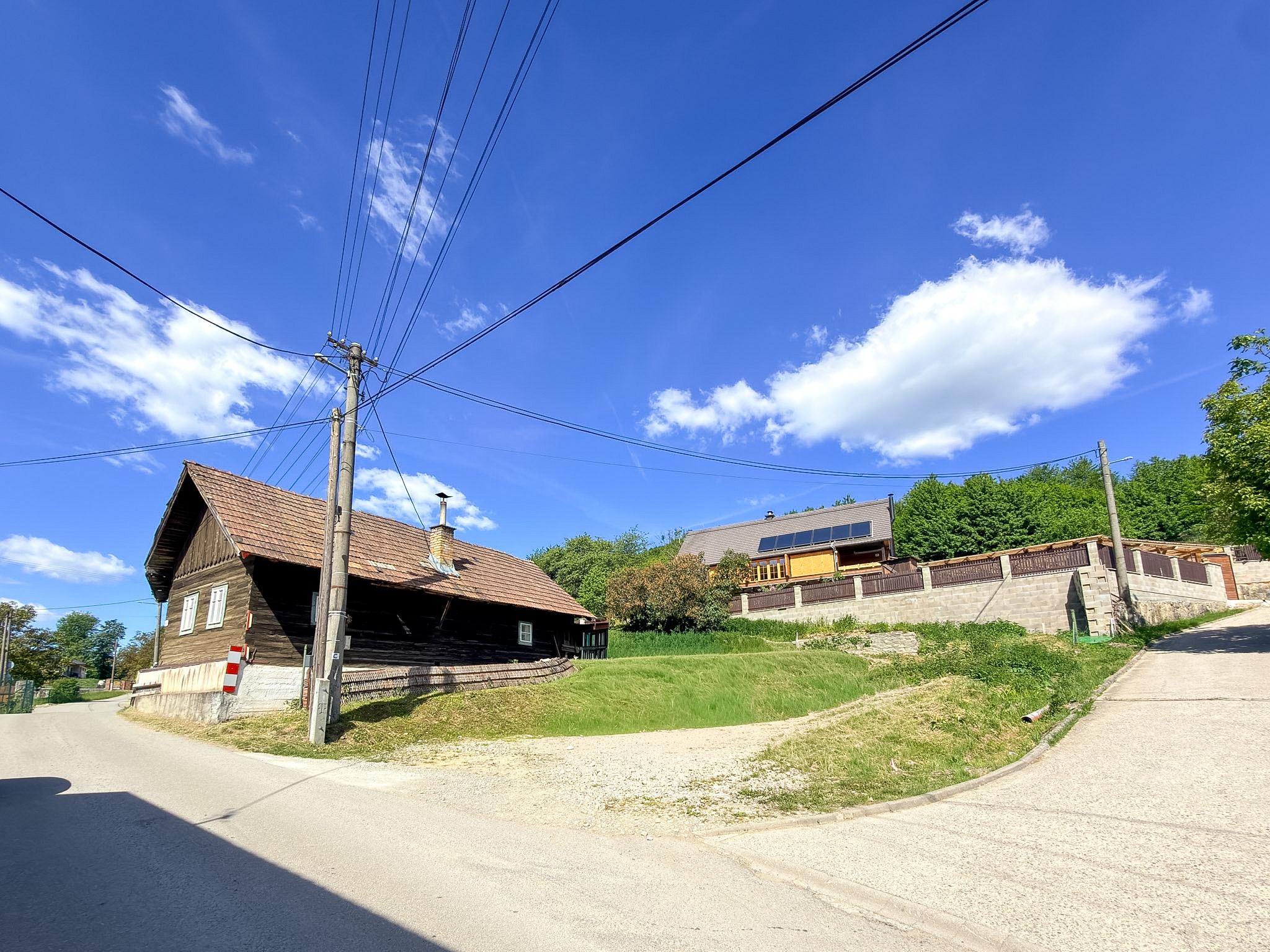 6a197a4fb4cd3204c402446a Pozemok 699 m² s drevenicou | Intravilán | Setechov