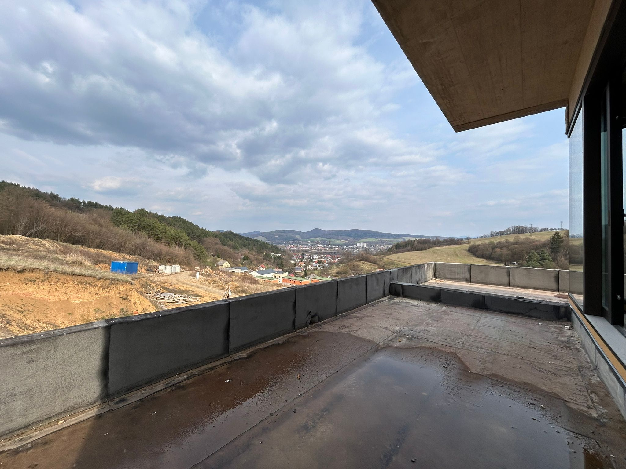 LUXUSNÁ VILA S TERASAMI A VÝHĽADOM