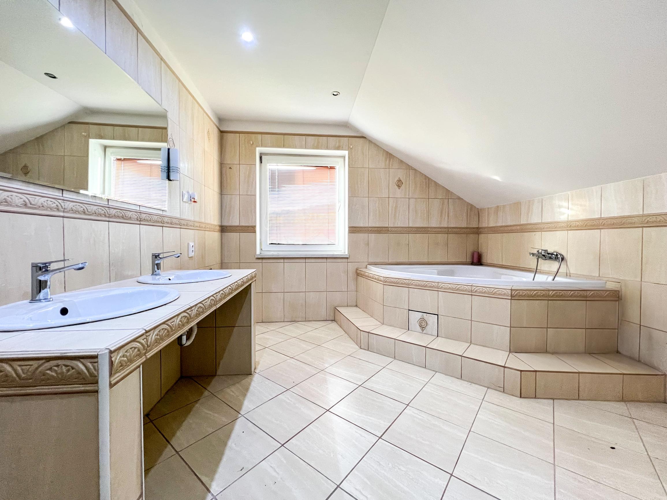 6a96ee85f14de0cec80a8856 Rodinný dom 240 m² s terasou a záhradou | Čierne