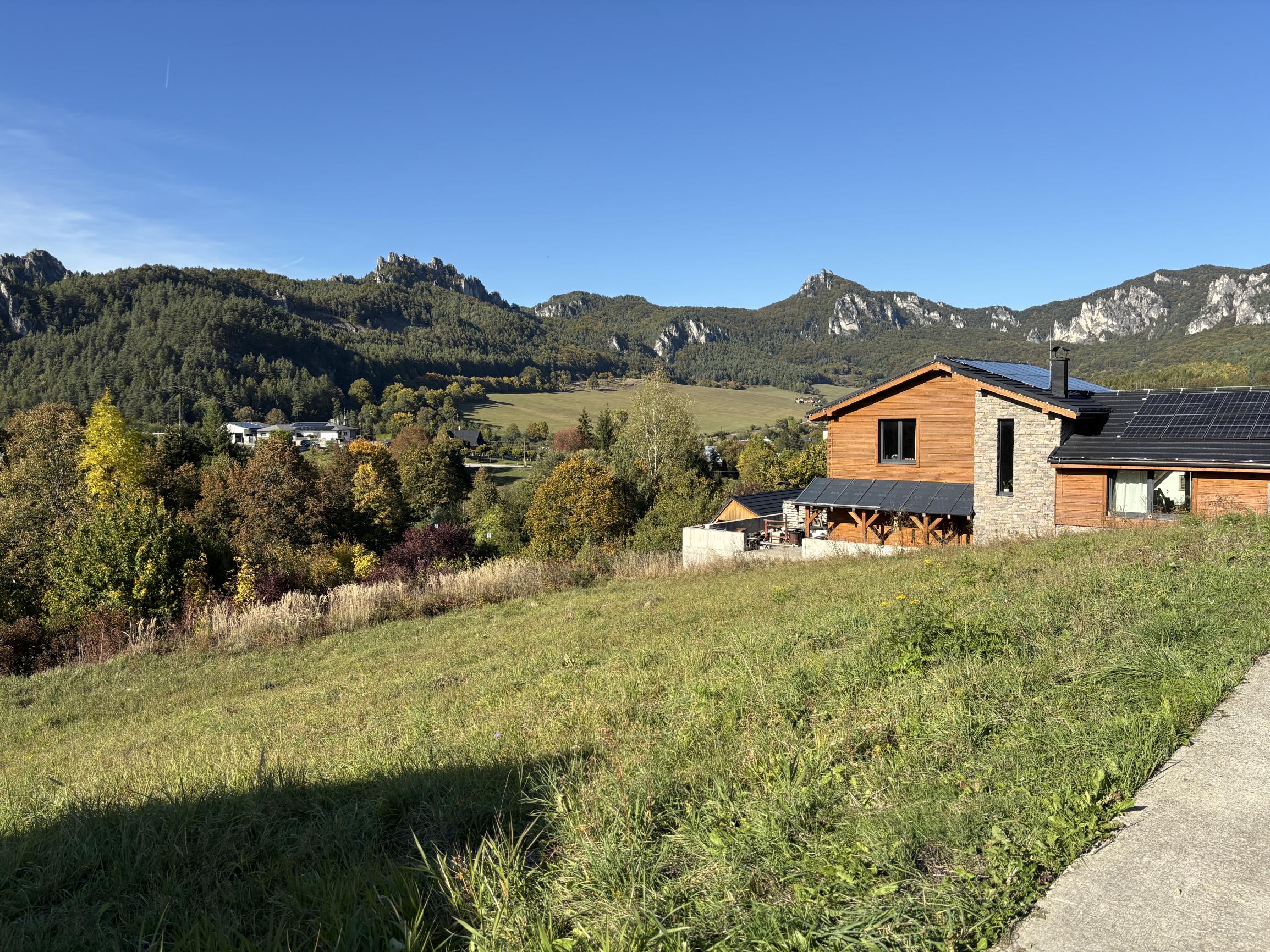 6ac520b3995d78ec9d01ab8e Slnečný pozemok 1 087 m² | Súľov – Hradná | Výhľad na hory